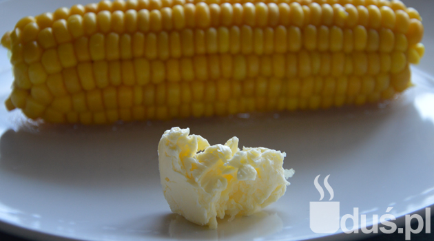 Kukurydza gotowana z masłem czosnkowym