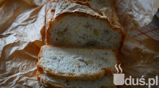 Chleb bezglutenowy ma chrupiącą skórkę i miękki środek