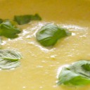 Zupa krem z brokułów, groszku i fety