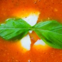 Włoska zupa pomidorowa z mozzarellą